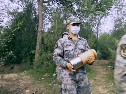 99A搭载的125毫米穿甲弹长啥样?重量仅15公斤可轻松将其抱动!#虎符军事 #穿甲弹 #军事科技 #燃兵器 #硬核科普