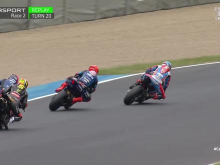 张雪车队第五冠 WSBK捷克站第二回合精彩片段合集。杜卡迪5号车手一心向雪,蹬飞雅马哈。张雪车队53号车手瓦伦丁·德比斯没有困难制造困难,N次戏耍雅马哈。最后半圈不装了,一骑绝尘拿下第五冠。#夺冠 #张雪机车 #WSBK #wsbk捷克站 #瓦伦丁德比斯