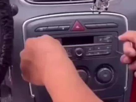 标致308导航一体机拆装教程