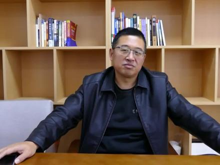 大家好,我是马旺军。
今天是2025年11月17日,一个刻在记忆里的日子——两年前的今天,一次酒驾,让我亲手终结了26年的执教生涯。那曾是我耗尽青春与热忱的战场,是我引以为傲的人生坐标,却在一念之差后轰然崩塌。
那段日子,天像真的塌了。迷茫裹着焦虑,绝望压得人喘不过气,我把自己关在黑暗里,不敢出门,不敢面对任何人。耳边是年迈父亲藏不住的泪光与叹息,是妻子忍不住的埋怨,是女儿眼中藏不住的失望,还有亲友们欲言又止的惋惜。原来,一时的侥幸,要让最亲的人陪我承受最深的代价,人情冷暖在那段时光里显得格外刺眼。
为了挣脱痛苦的漩涡,我去了银川的一所私人学校。整整一年,在新的讲台与忙碌里,我慢慢舔舐伤口,学着与过去的错误和解。时间是最温柔的良药,它没抹去教训,却冲淡了沉溺的悲伤。
两年了,我终于敢坦然回望那段深渊岁月。酒驾的代价刻骨铭心,它教会我敬畏规则,更教会我珍惜当下。往后,我不愿再困在自责与消沉里,要重拾生活的信心,带着教训重新出发——对自己负责,也对爱我的人负责。
愿以我的经历为戒:方向盘里藏着人生,酒杯里别碰底线。也愿所有深陷低谷的人,都能在时间里寻回力量,向阳而生。