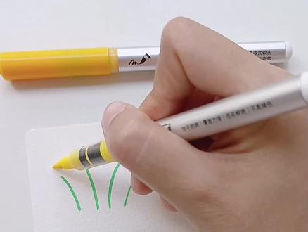 6种超简单的春日小花花,快来试试吧
#丙烯马克笔 #绘画过程 #水彩纸 #马克笔 #零基础学画画