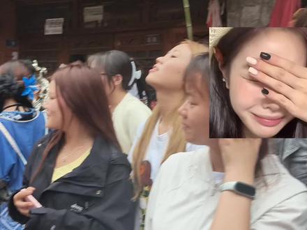 未公开的的行程 仅凭路人路透就带来这么多人围观 听见angelababy来了站三个小时等baby出来#杨颖angelababy #西江千户苗寨
