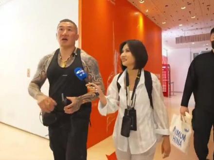 上海中心竟然....中国台湾网红“馆长”被吓到连连叹气,随行主持人一度失语#馆长 #台湾 #上海