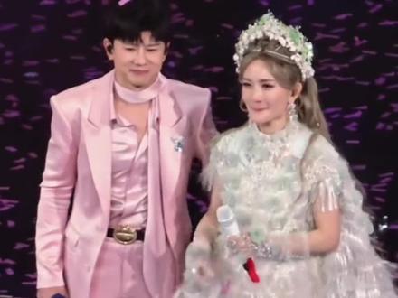 真夫妻就是好磕啊!
#张杰 #谢娜 #谢娜演唱会 #明天过后