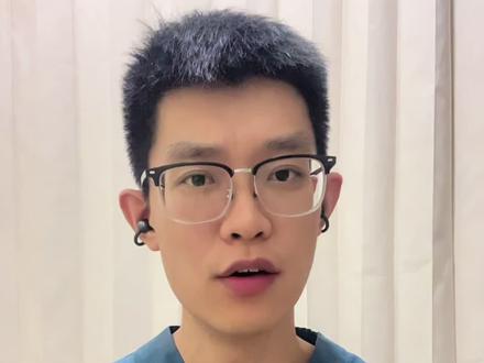 肩袖损伤最详细病房体格检查示范 在本期病房实录中,我将完整演示针对肩袖损伤的详细体格检查流程。这套检查旨在系统评估:
🔍 冈上肌、冈下肌、肩胛下肌、小圆肌的功能状态
🔍 肱二头肌长头腱是否存在炎症
🔍 冻结肩等
体格检查是临床诊断的“侦察兵”,它能为我们指明最可能的问题方向,从而让后续的核磁共振(MRI)检查更具针对性,避免盲目。理解查体逻辑,能帮助你更好地与医生沟通,看懂自己的病情。
重要提示:本视频旨在科普教育,帮助您理解诊疗过程,不能替代专业医师面诊。所有检查和诊断均需在医生指导下进行。
关注我,一个爱做科普的骨科医生,带你读懂身体发出的信号。#医学科普 #抖出健康知识宝藏 #肩袖损伤 #查体 #肩痛