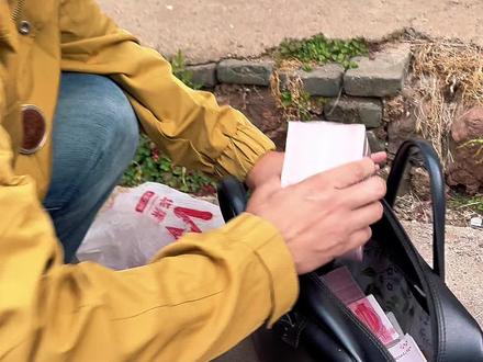 在南康和粉丝传递了一枚大明嘉庆23年的祖传官锭和老银元,品相不错,价值到30.1万。#银元收藏#铜钱收藏#艺术收藏#老纸币收藏#江西dou知道