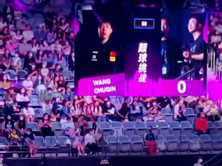 #wtt澳门冠军赛 #王楚钦夺澳门站男单冠军 不是我说,王楚钦你小子大概是现场观众抽到的颠球颠的最烂的选手,非要反复换板面还用板边颠球可真牛😂😂😂