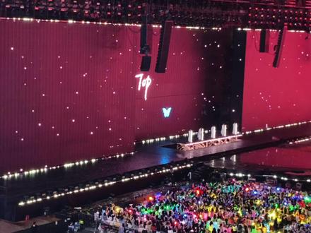 时代峰峻就这么喜欢搞煽情😢#TF家族新年音乐会荣耀 #演唱会现场 #TOP登陆少年 #我们的明天