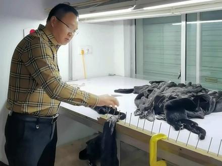 貂皮大衣制作第一步(上):削皮,把鞣制好了的水貂皮从腹部划开,再从前腿左右位置把凸起的腿部去掉,去除旋毛,然后再用缝皮机缝好口子。
#高端订制款皮草 #源头实力厂家 #皮草手艺人 #工厂自产自销 #一件也是出厂价