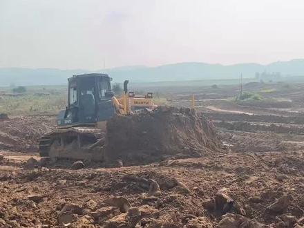 安徽引江济淮阜阳段土石方工程,中铁十四局中标项目,有关系可直接同十四局签订施工合同。一、河道开挖,两岸护坡绿化等。二、土石方量5000万方。三、标段开包单价,运距为0一5公里。根据附加护坡绿化等内容不同(但预算标准一样)。分三种单价。即68/方,88/方,108/方。举例综合单价为108/方所包含的施工内容,河道上口宽320米,下口宽280米,深度9米,包河道两边的护坡绿化。四、下浮。甲方下浮13个点(管理费4个点,大税9个点)。五、结算,不交任何保证金。动态亮资二千万元左右(系个人卡资金)。有15%的预付款,分批拨付,月结80%。六,居间费,关系和前面居间人,按综合单价每立方提8元2角。我方2人加您共提工程量总额的一个点。付法,预付款到账,支付应付总额的30%,其余按进度分七次支付。七、对能否签到合同可靠性的保证。前面居间人发来一个互赔协议版本,同意就先签字,后操作。八、资质认定及其他要求。劳务资质,含水利一级,土石方一级。2016年以前成立的。企业及法人高工高会及八大员征信十月份的。无犯罪记录证明九月份以后的,健康证一年以内的,身份证社促卡都要有并附上扫锚件。有业绩表,具体业绩合同扫锚前面及后面各两页一至两份。资质每页加盖公章。电子版彩本两套。