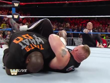 马克亨利想找大布麻烦,被大布掰断胳膊!大秀哥及时现身赶走大布 #wwe #布洛克莱斯纳 #大布