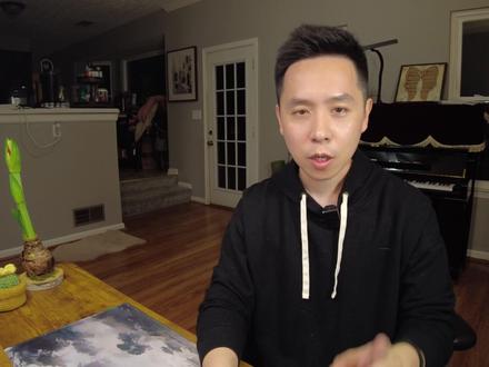 MAGA 的幻觉:为何文化战争无法拯救美国? 在美国华盛顿枪击事件之后,川普政府宣布暂停移民、重新审查绿卡与庇护制度,把“移民问题”再次推上国家安全层面。但真正的问题从来不在移民本身——而在于美国被金融资本彻底掏空的经济结构性失衡。本期我将从美联储今年 1 月发布的工业生产与商品 GDP 脱节数据讲起,揭开美国过去二十年“GDP增长却人民越来越穷”的本质:美国的商品消费增长,并非来自本土生产,而是依靠进口商品与本土金融-服务链条的价格膨胀。这种金融化经济结构,使资本回报远高于劳动回报,造成普遍贫困化、产业断裂和社会焦虑。与此同时,美国的科技巨头逐渐从“创新引擎”转变为垄断平台与金融炒家的混合体;而政治阶层却把结构性问题包装成“移民危机”,用文化战争替代制度改革。MAGA 右翼与觉醒左翼在形式上对立,本质却都不敢挑战金融资本。#全球创作者计划 #零基础看懂全球 #特朗普 #文化战争 #GDP