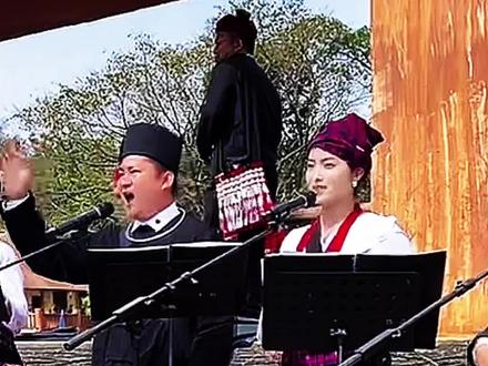 《目瑙纵歌》不仅仅是一首歌、一支舞,它是景颇族千年文化的活化石,是刻在骨血里的民族记忆。列入国家级非遗名录,正是对这份文化瑰宝最好的守护与传承。半夏水玉根据《目瑙纵歌进行曲》填词改编的《目瑙纵歌》火了,但原歌词并不为歌迷所认可,歌词解读莫衷一是。经广大网友共同努力,歌词越来越精准,充分体现了景颇族的山川风物和人文历史,使这首歌的意涵更丰富,更有魅力,更有意境,主旨更突出。#热门歌曲#目瑙纵歌#景颇族音乐#音乐分享#非遗文化