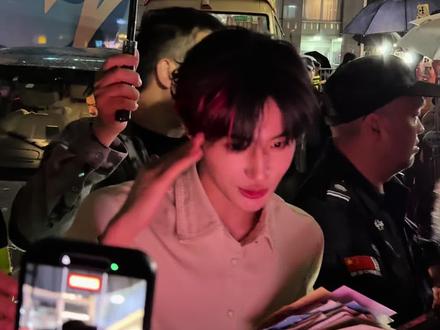 昨天刷到张翅被骂的视频,决定把他收信全过程发出来,在这个大雨天他还一个一个收信句句有回应,其实我觉得他人真的很好,希望能被真诚以待#张翅