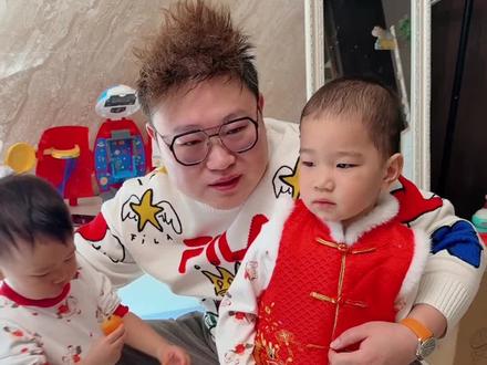 嘟嘟和兜兜都长大啦,大早上磕头赚了好几万#拜年 #红包