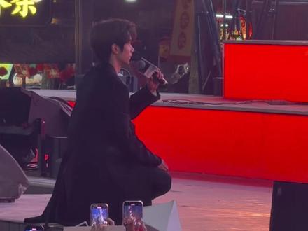 去玩看到一个很有礼貌很帅的明星。有他的粉丝需要录屏的我可以分享。#演出现场 #余承恩 #余承恩清明上河园