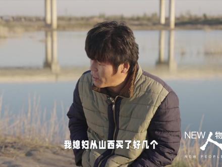 这是粥饼伦摊鸡蛋灌饼的第五年,
也是他摊前队伍最长的一年。
客人从全国各地奔赴而来,
粥饼伦也逐渐走出内向,和网友们接起歌名梗。
为支持周杰伦,他去看了演唱会,买了不少周边。
他感谢命运给的机遇,
他也说,我不会靠脸吃饭,卖饼就完事了。
#粥饼伦 #周杰伦 #人物故事 #生活 #鸡蛋灌饼
@粥饼伦
