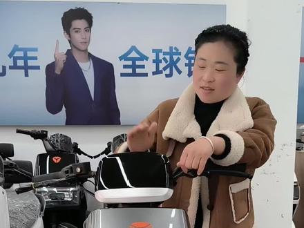 雅迪G26原价3299现在活动价只要2599,还是高智能的车子,可以蓝牙连手机,速度达到55码,还配五块雅迪原装电池,质保13个月,不换维护,只换新。最近想买车,换车,想省钱的,就到王店李飞雅迪店看看吧?