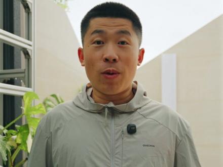 龟背竹水培只长根不长叶怎么办 你水培是不是也像这样
只长根不长叶
有的朋友可能会很疑惑
不是说干长根湿长叶吗
我这水培这么湿
为啥却正好相反
但是其实这并不算矛盾
首先我们刚开始水培时
大部分情况可能根系状态都不是很好
植物的天然保护性生理机制就是
先长根后长叶
并且水培环境往往更容易缺乏养分
尤其是缺乏氮元素
或者养分并不均衡
磷元素比例过高
都会导致根一直疯长
但是叶子不见动静
所以建议大家选择水培营养液的时候
尽量选择高氮高钾低磷配比的
第三是水培很多朋友喜欢用很高的水位
把根系全部浸没在水里
在这种缺氧环境下
植物为了增加氧气获取
会过度增生根系
尤其是在接近水面的部分
并且缺氧也会抑制叶片细胞的分裂
导致叶片不怎么生长
或是生长很慢
解决办法有两个
一是打氧
很多朋友的水培植物放在鱼缸里都长得很好
一个是养分充足
另一个就是鱼缸里一直打氧
氧气也很充足
第二个就是低水位
让三分之一或者一半的根暴露在空气中
另一半浸入水中
能吸收水分养分的同时
还能保持呼吸
第四就是很多朋友水培的位置光照不好
也会有所影响
最后就是可以使用一些激素来促进植物茎叶的生长
比如赤霉素
但是浓度要掌握好
不建议轻易尝试
以上
#龟背竹 #龟背竹水培
#龟背竹养护 #龟背竹盆栽
#种植小技巧