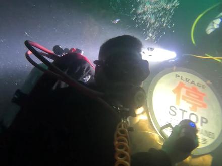 到了河池水下“珠穆朗玛峰”,不去九顿天窗潜水怎么行呢,这里有一个200多米的洞一定要去看看,30米以后摄像机直接因为水压太大,开机一直没有反应,黑暗狭隘的空间里人都感觉要窒息了,单瓶气你猜最后下了多少米#九顿天窗 #洞潜#吞榜天窗