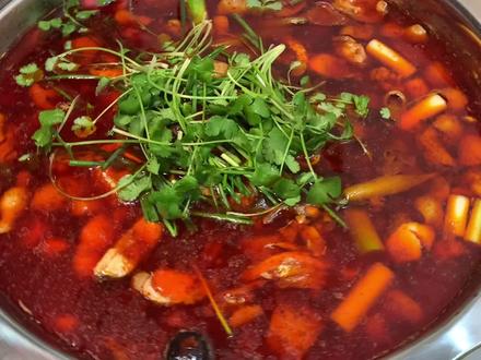 麻辣鲜香的#肥肠鱼 #火锅 太巴适了,做法十分简单#美食 #家常菜