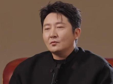 电视剧《老舅》中,崔国明穿着貂在雪地里跳舞结果被打劫的桥段,是郭京飞自己设计的。(央视频号:星推荐)