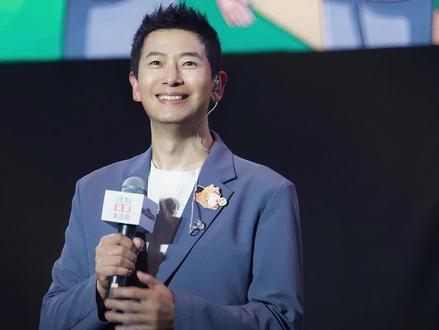 #2026春季搜狐视频播主大会 上,#戴军 再次贡献“内娱活人天花板”范本,说当年“大红”的时候是朱红色,现在“翻红”是砖红色。还说最开心好友上节目时接不住自己的“梗”,这样就可以“往死里怼”~就说这样的艺人你要不要follow他发每一条短视频~