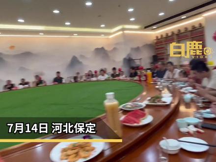 新人订婚40余人同坐1桌如操场,当事人:菜一式三份,说话靠话筒#订婚宴 #仪式感