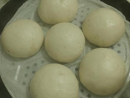 发过头的面团发酸?蒸出来的包子发黄变色?怎么补救?学会这几个技巧,也能做出白白胖胖、蓬松宣软的馒头!#面食 #发面技巧#馒头#抖音美食创作人