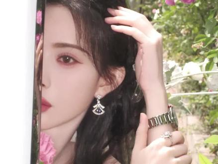 孟子义花海车拍杀疯了!淡粉纱裙+侧麻花辫 温柔氛围感拉满。孟子义这组花海车拍,把春日的温柔浪漫穿进了骨子里。一袭淡粉色抹胸纱裙,层层网纱像云朵般轻盈,抹胸设计恰到好处露出直角肩和锁骨,温柔中带点小性感。浅粉色不挑肤色,黄皮也能穿出柔光滤镜,上镜巨显白。她将长发编成慵懒侧麻花辫,别上透明蝴蝶发夹,瞬间化身花丛中的精灵;耳畔一对简约扇形耳饰,精致不张扬;手腕上金属腕表悄悄中和了纱裙的甜腻,甜酷平衡得刚好。(内容和图片来自网络,如有侵权可以删除)