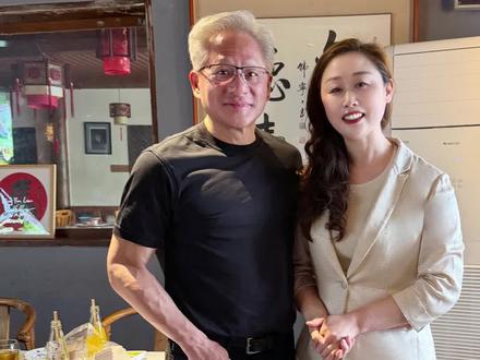 红楼梦中人品读会返场庆云楼请美女老板,讲述和黄仁勋的文化自信