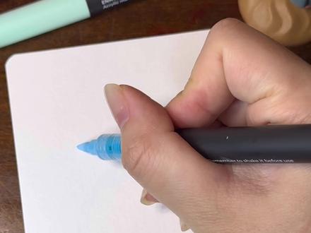 丙烯马克笔|一分钟画自带解毒笔的盖瑞🐍 你好,我是盖瑞
一条🐍
自带解毒笔
所用画材⬇️
画笔🖌️:恩米小黑盒(80色)
画纸📄:水彩纸
#疯狂动物城2 #盖瑞蛇 #解毒笔 #简笔画 #盖瑞简笔画