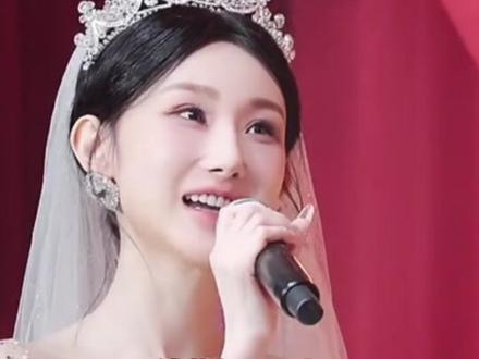 24岁歌手陈雪凝婚后首次直播,谈及钻戒是1克拉的,“这东西不保值,够用了,钱要花在刀刃上”#陈雪凝