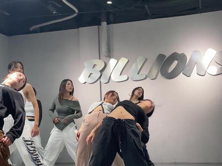 噗噗老师跟练:如何练习你的腰腹核心! 噗噗老师这个腰腹的核心,我惊了!!!核心练习需要找到一个好的发力,还有力量的延伸也很重要哦,大家加油练习吧!!!#billionsdancelab #噗噗编舞 #南京街舞 #南京编舞 #南京舞房 评论区来探讨你的舞蹈小技巧