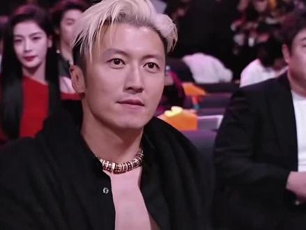 三嘣子看法拉利。法拉利老了还是法拉利。谢霆锋80年,后面的84年 所以是不要看年纪就像谢霆锋喜欢王菲一样,难道喜欢王菲的年纪吗?人家喜欢王菲的实力和身材 记住了,大多数弟弟喜欢姐姐是因为喜欢姐姐的身材和能力,还有颜值难得喜欢你一个跳广场舞的大妈妈哈哈#央视综艺 #三蹦子看法拉利