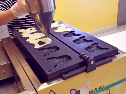 亲眼目睹铲屎官把狗狗蛋糕切开吃掉,3只怂泰迪吓懵了:快跑呀!