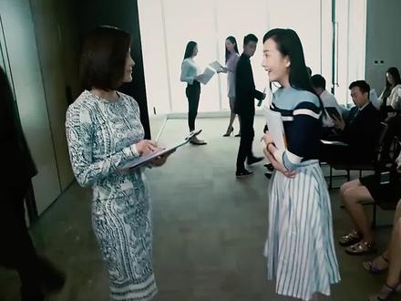穷姑娘去面试,被女经理瞧不起,谁料总监一看当场录用
