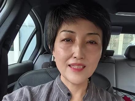 #医生日常 #肺放线菌#肺部感染#口腔感染 #气管镜
肺放线菌病一种内源性、机会性感染。这种病原菌一种革兰阳性、厌氧或微需氧的丝状细菌。它是人体口腔、鼻咽部、胃肠道和泌尿生殖道的正常菌群成员。如果 黏膜屏障破坏:口腔牙龈炎、牙周病、拔牙或扁桃体隐窝是常见的入侵门户。细菌从这些破损处侵入深层组织。 缺氧环境:细菌进入缺氧的坏死组织后,才能摆脱共生状态,转变为致病菌 进入肺部最主要途径:含有放线菌的唾液、牙菌斑或脓性分泌物被吸入支气管@抖音小助手 @抖音热点宝
高危因素:口腔卫生差、牙周疾病是最重要的风险因素。其他包括酗酒、结构性肺病(如支气管扩张、肺气肿)、吞咽功能障