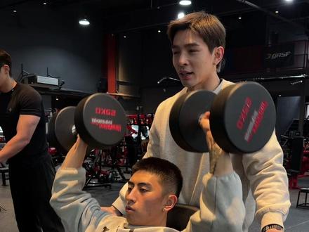 带未来的超级奶爸练出铠甲肩@张照洋 #肩膀训练 #健身日常 #自律