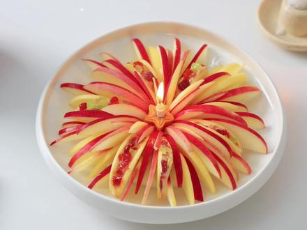 没看错❗️是苹果做的烟花🍎年夜饭c位甜品 烟花系列美食又出新啦! 年前想了好多关于烟花的创意点子 现在开始一一实现🥰 " 之前做了烟花炸春卷,烟花汤圆 今天又做了一个巨简单的🍎苹果烟花甜品碗 不仅颜值高,而且还健康美味又简单 害怕五颜六色的人儿一定要试试这款哦 老少皆宜,酸甜可口 用山药还养胃,淋上果酱食用更美味哦😋 不爱山药的全部替换成干噎酸奶就可以了 方法都是一样的嗷~ " 年夜饭轻松就能C位出圈 氛围感仪式感都拉满🔥 简单快手的漂亮饭,我要教会你们每个人! 快@你的饭搭子一起做起来吧! #创意美食 #年夜饭甜品 #烟花 #苹果才不是无聊的水果 #摆盘艺术 #烟花美食挑战赛