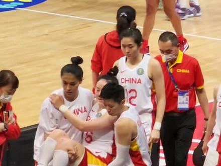 武桐桐受伤,迪拉娜一个人上前毫不犹豫抱起来就走!#中国女篮晋级世界杯决赛 #女篮加油 #迪拉娜 #武桐桐