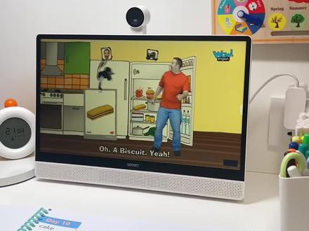 英语启蒙一年感悟(亲历版) 英语启蒙,火箭女孩rocket girl是一个里程碑。很多博主说适合女孩,其实不然,男孩喜欢的也很多,就像佩奇是女孩子一样。
火箭女孩的介绍:主角Roxy是在校学生,但城市一有危机,她就化身超能力“火箭女孩”拯救美罗城!智斗反派、化解危机,还要隐藏身份!情节紧凑又幽默,孩子看的也都很入迷。
火箭女孩对英语听力的重要性:
1,几个视频组成一个故事,比桥梁书更长一些,对于孩子裸听时的专注力培养更长久。
2,因为比较长,聊天也会讲起来过去的事情,不是那种直给,对孩子的理解力和回想能力都会🈶锻炼,刚开始家长可以辅助一一下,如果前面在学校里的小朋友,他们不喜欢吃sloppy joe,想让火箭女孩帮忙,Roxy说不一定,后面他们的美式汉堡都给外星人的机器吃了补充能量,也算间接帮忙了。
3,里面语法更加复杂了一些,还有很多情绪或者描述的常见词汇,大人不好去解释,但是这部动画音画对应做的比较精准,很多看动画就理解了。
个人感觉比西游记句式还要难一些,具体先看哪个感觉影响也不大,孩子的进阶也没有那么精准,是一套不错的入章前的听力材料。
后面继续分享自己遇到的资源,找的资源包可以🆓免费分享给大家,大家也可以一起讨论启蒙经验!
#英语启蒙 #每日英语 #英语 #英语口语 #学英语