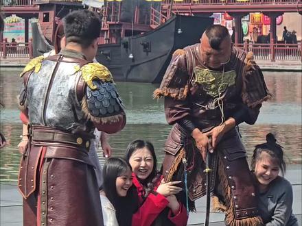 算一下,大将军要挣多少交子才能养活六个孩子?#清明上河园 #清明上河园金国大将军 #搞笑 #偶遇网红 #真实生活分享计划