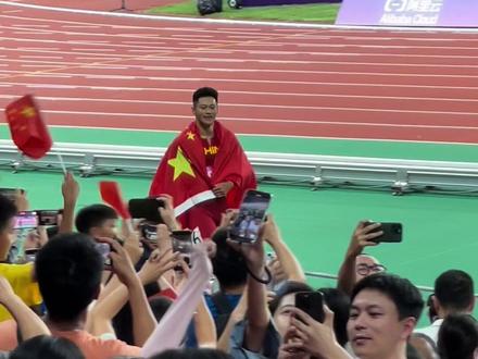 2023赛季基本结束,在2024奥运赛季,希望苏神早日恢复状态,谢神保持现有水平,本人也表示要走到9.90的高度,去看看苏炳添曾经看过的风景,小将们加强训练,打磨技术, 再接再厉,中国田径未来可期!#第19届亚洲运动会 #谢震业 #陈冠锋