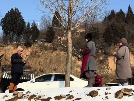 贾鲁河源头之一,圣水泉
上一次勘探之后,发现第二洞室被大量淤泥堵塞,但是有水浸出。所以有可能是淤泥把水堵着了 所以未能复涌,今天我们先把720冲下去的建筑垃圾清理一下,为后面清理淤泥做准备。
#贾鲁河 #泉眼 #非专业人士请勿模仿