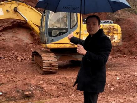 下着雨踩着泥到乡下看一台柳工920D机器,机主说疫情过后本以为做不完的事没想到还是没什么活干,叫我帮他卖了早日脱离苦海,这机多少钱合适老铁们#二手挖掘机评估 #二手挖掘机买卖