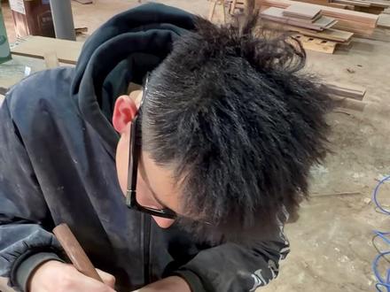 两年才做出来的酋长椅,一万实现周杰伦360万的效果 还想找我挑战做什么家具?快来试试#酋长椅 #休闲椅 #周杰伦酋长椅 #实木家具源头工厂 #单椅