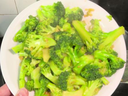 《3 分钟学会!超赞生炒西兰花做法》 ✨"原来生炒才是西蓝花的正确打开方式!翠绿脆嫩超下饭!"✨
🔥核心亮点:
✅ 不焯水更简单|5 分钟出锅|厨房小白福音
✅ 翠绿不发黄|脆嫩多汁|锁住营养
✅ 零失败率|低脂健康|减脂期必备
📝详细步骤:
西蓝花掰小朵→盐水浸泡 10 分钟→彻底沥干水分
热油爆香蒜末→倒入西蓝花大火翻炒 2 分钟
沿锅边淋入少许水(约 2 勺)→盖盖焖 30 秒→加生抽 + 蚝油 + 糖调味
💡小贴士:
▫️切小朵更易熟且入味
▫️全程大火快炒防出水
▫️加一勺 XO 酱提鲜更绝
🍚搭配建议:
▶️ 配白米饭直接光盘!
▶️ 搭配鸡胸肉减脂套餐!#摇滚厨房 #抖音美食推荐官 #美食 #美食教程#西蓝花