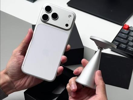 原来这才是无线充电的完全体... 自从换了iPhone 17 Pro Max,总觉得这无线充电不太得劲,15W的功率要充近5000mAh的电池,确实是有点难绷,想换无线充电底座的心越来越强烈...
这个11号线的X18Pro磁吸充电底座就很符合我的需求。铝合金的材质,金属的质感和光泽度果然很不一样。锥形的极简设计,很符合我的桌搭风格。不单是无线磁吸充电器,多角度调节面板和自由切换横竖屏模式,让它还能充当手机支架。
支持Qi2.2协议,iPhone 16和17系列能实现25W无线快充,而且兼容iPhone 12以后的机型。除了给手机充电,还能给支持无线充电的AirPods系列充电,苹果全家桶用户舒服了。
这样一个无线充电功率拉满,颜值设计这么顶的磁吸充电支架,你会心动吗?
#无线充电 #磁吸充电支架 #磁吸充电 #iphone17 #数码科技