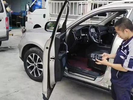 众泰
玻璃升降器开关更换中